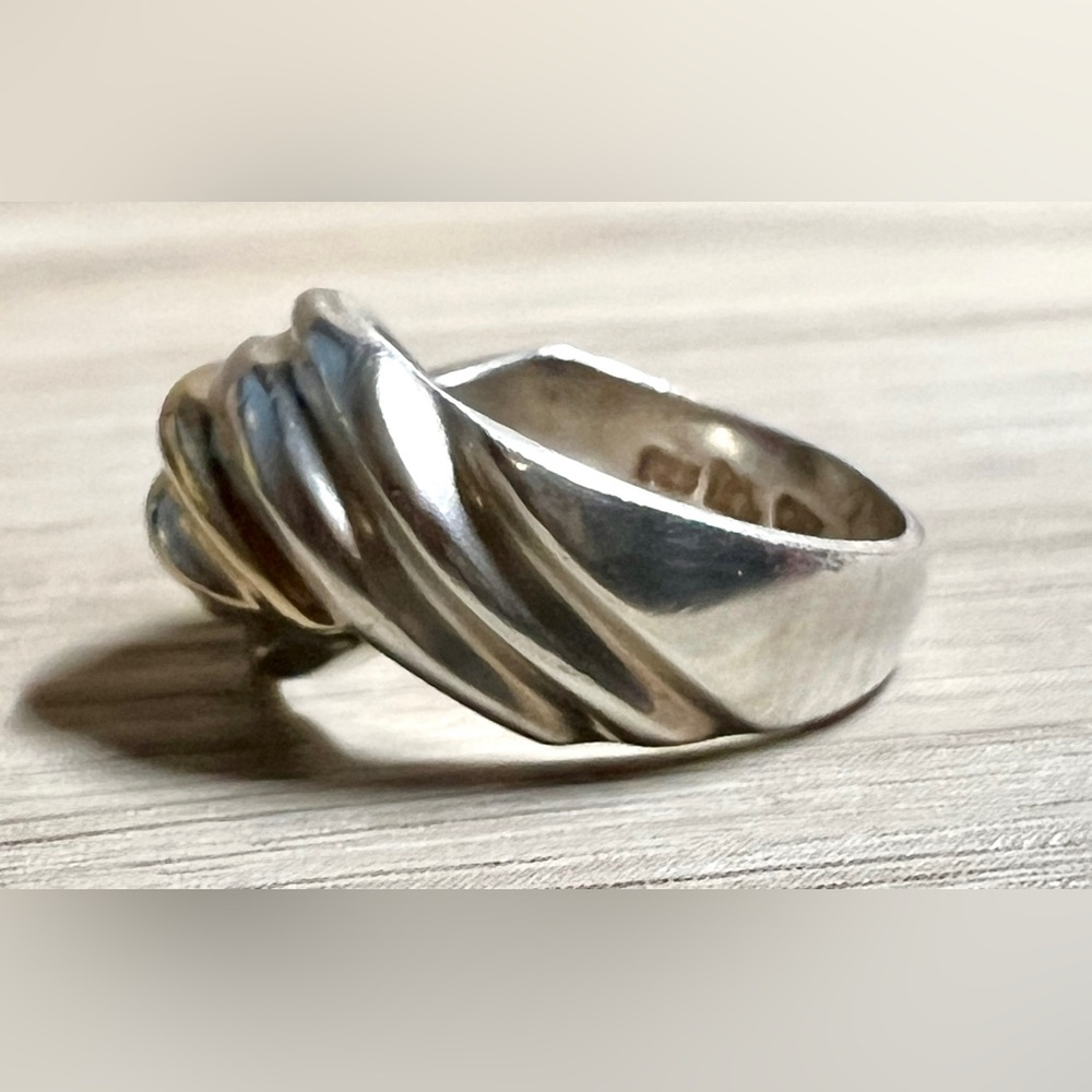 Vintage Designer Signed M. Sterling Silver & 14K Gold Scalloped Ring, Size 6 - Picture 3 of 10